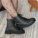 Bota feminina com cano curto de couro ecológico